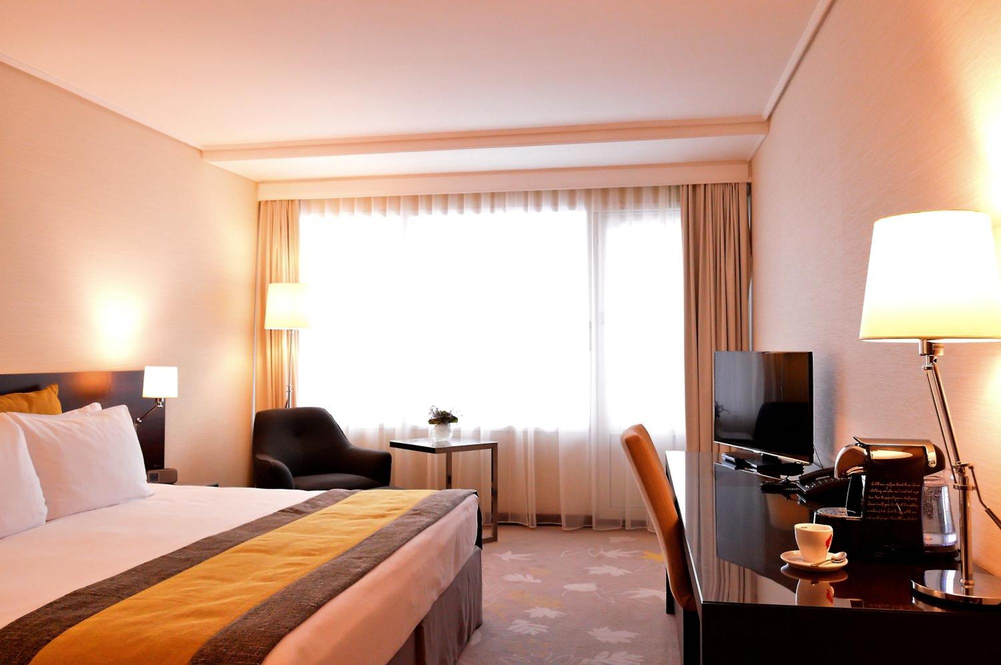 Standard Zimmer mit Kingsize-Bett und Balkon
